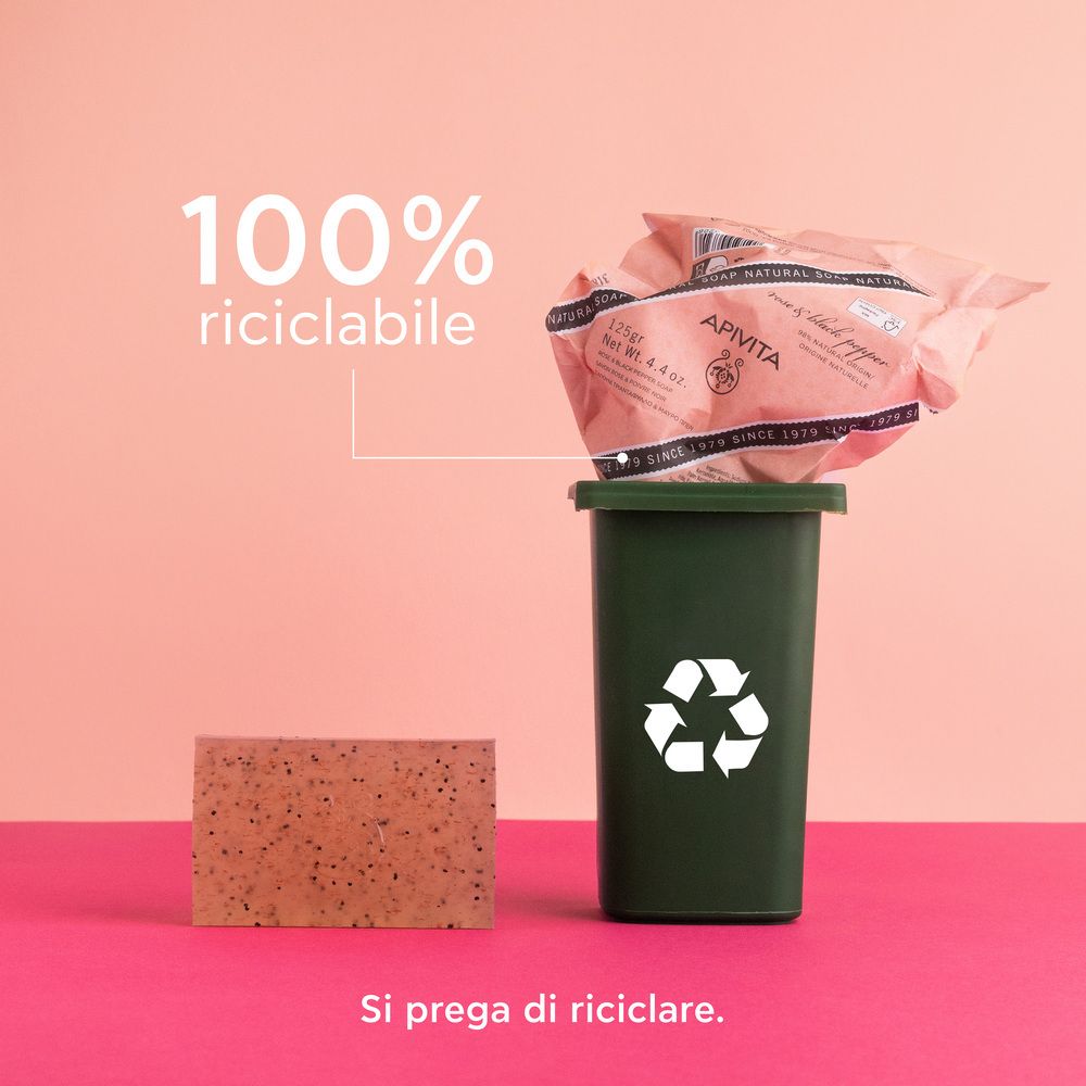Sapone rosa e pepe nero. Sapone e confezione nel cestino. Testo: 100% riciclabile. Si prega di riciclare.