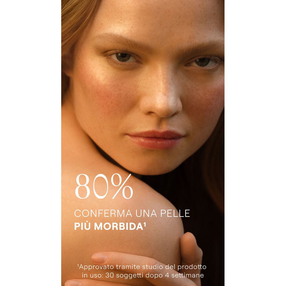 Volto di donna. Testo: 80% confermano una pelle più morbida. Studio dopo 4 settimane.