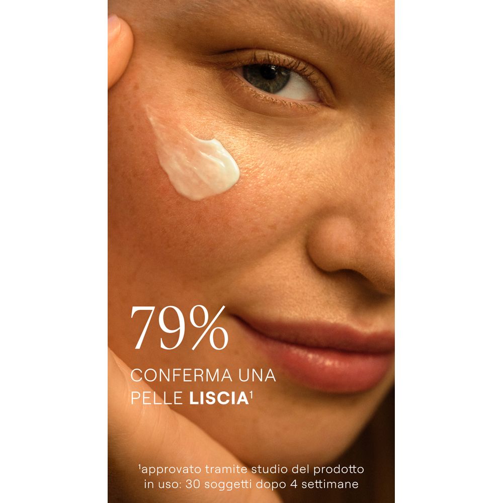 Primo piano di un viso. Testo: 79% confermano una pelle liscia. Crema sulla pelle.
