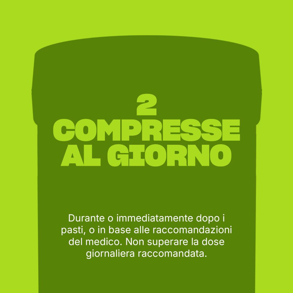 Una persona mangia un piatto di verdure. Sul tavolo c'è una bevanda.