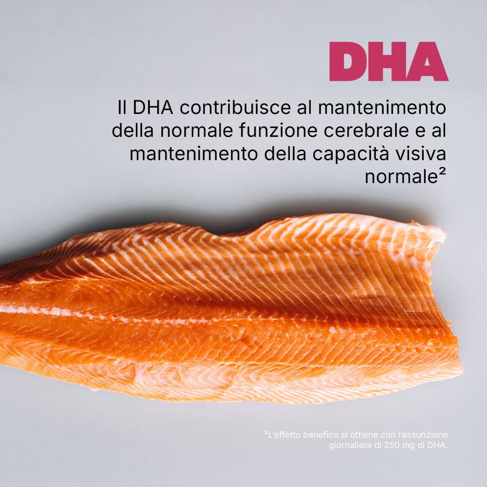 Filetto di salmone su sfondo grigio. Testo: DHA. Informazioni sui benefici di DHA in italiano.