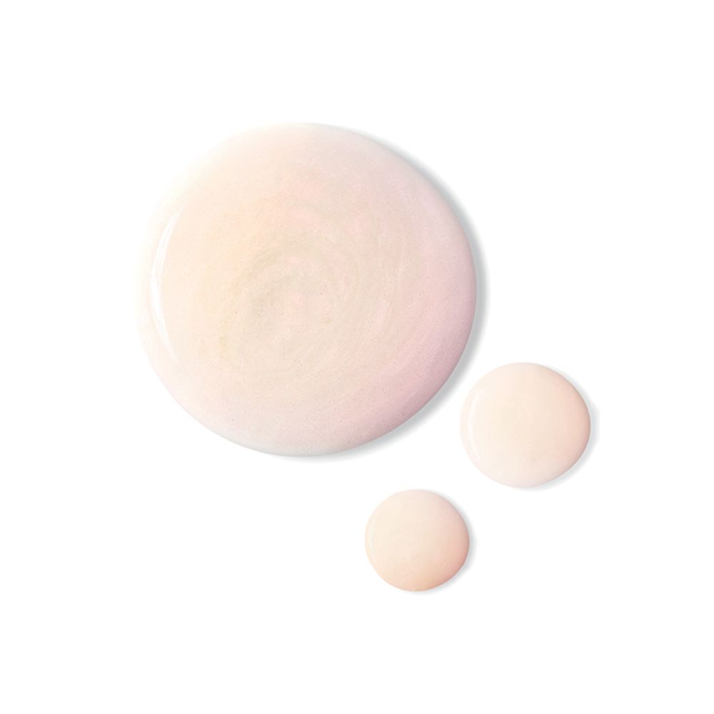 Tre gocce di liquido rosa chiaro su sfondo bianco. Gocce di dimensioni diverse.