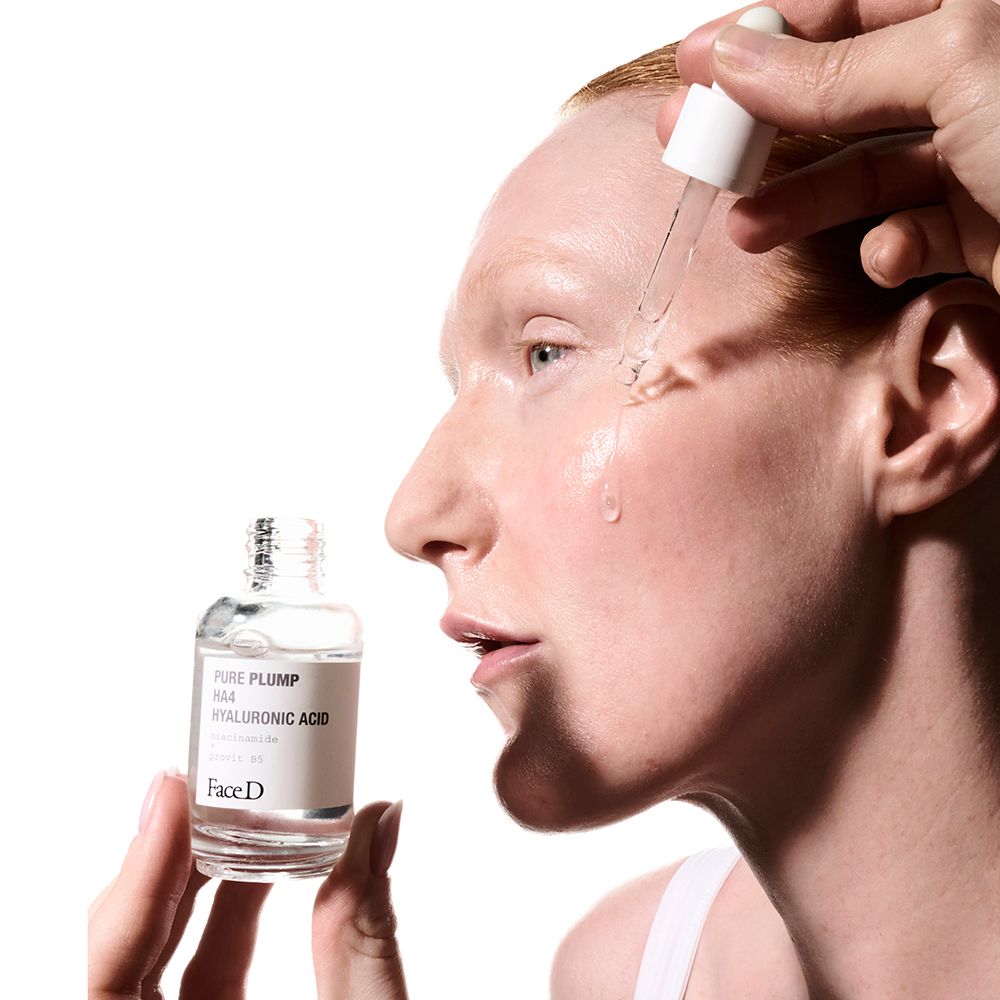 Donna con applicatore di siero. Il siero viene applicato sulla pelle. Flacone con scritta: Face D, Pure Plump HA4.