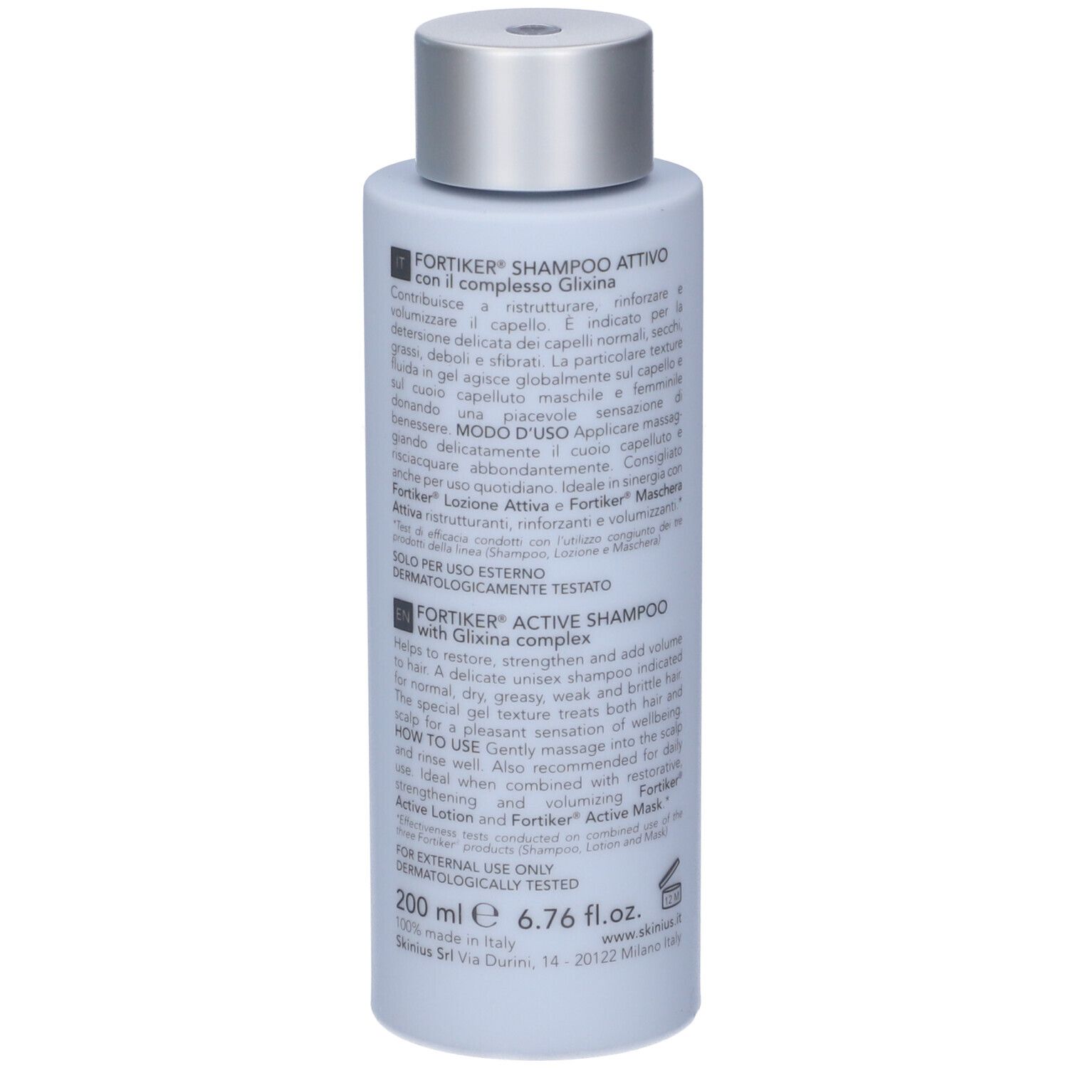 Flacone di shampoo blu chiaro. Scritta: Fortiker Shampoo Attivo. Marchio: Skinius. Con complesso Gliksina. Testo sul retro.