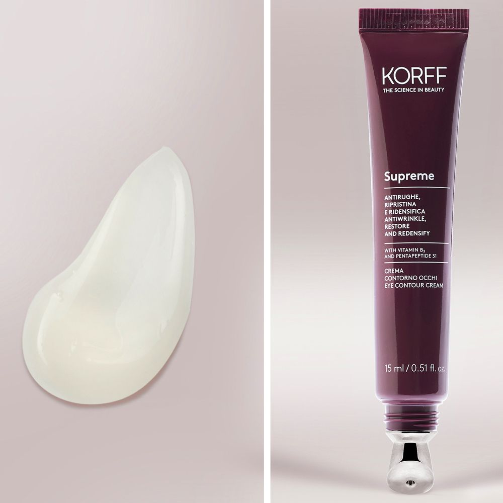 Tubo di crema contorno occhi KORFF Supreme e goccia di crema. Tubo rosso scuro, applicatore argento. Goccia di crema bianca.