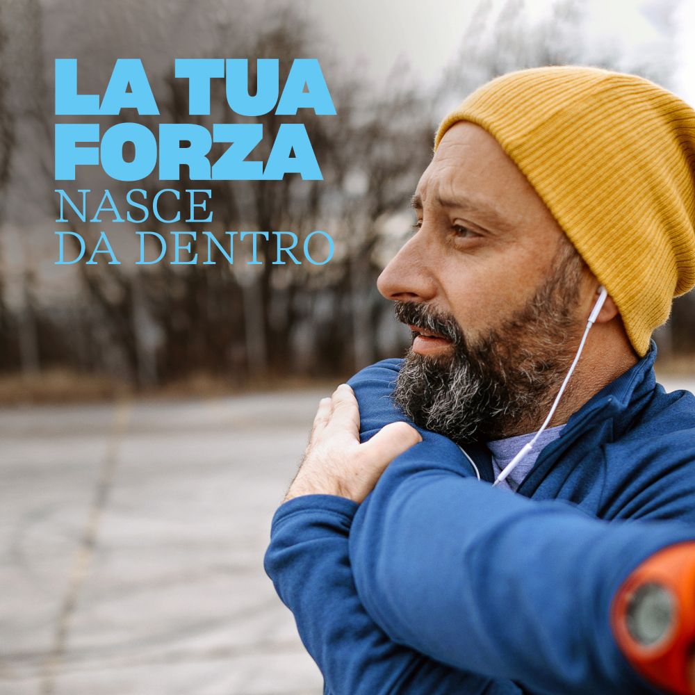 Uomo con cappello giallo, si tiene la spalla. Testo: LA TUA FORZA NASCE DA DENTRO.