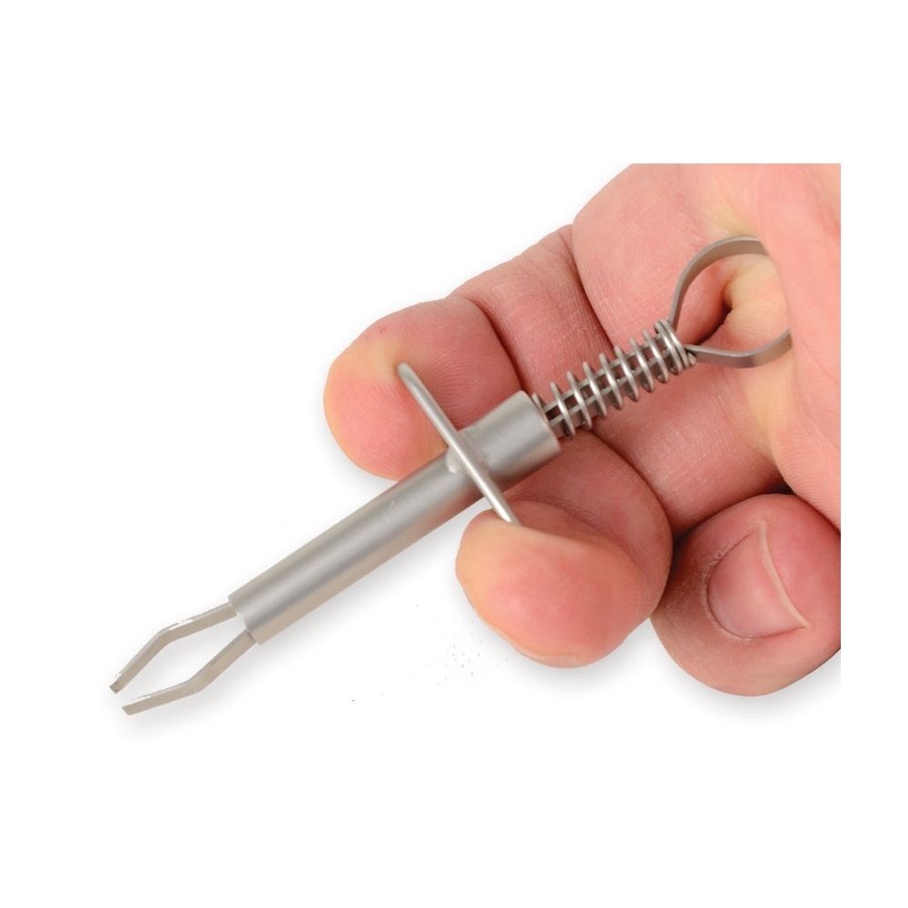 Pinzetta per zecche tenuta in mano. Metallo, con molla e anello. Pinzetta a due punte.