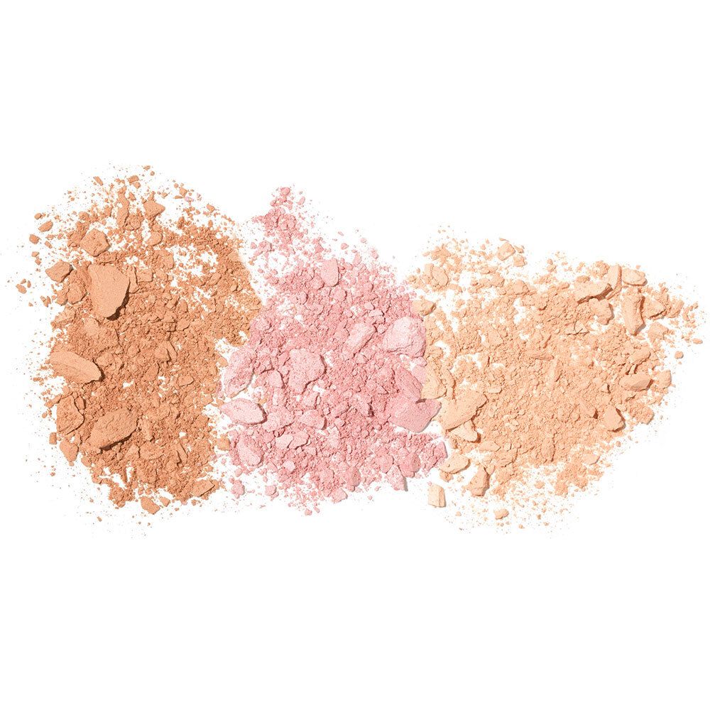 Tre polveri sciolte di diverse tonalità. Su sfondo bianco.