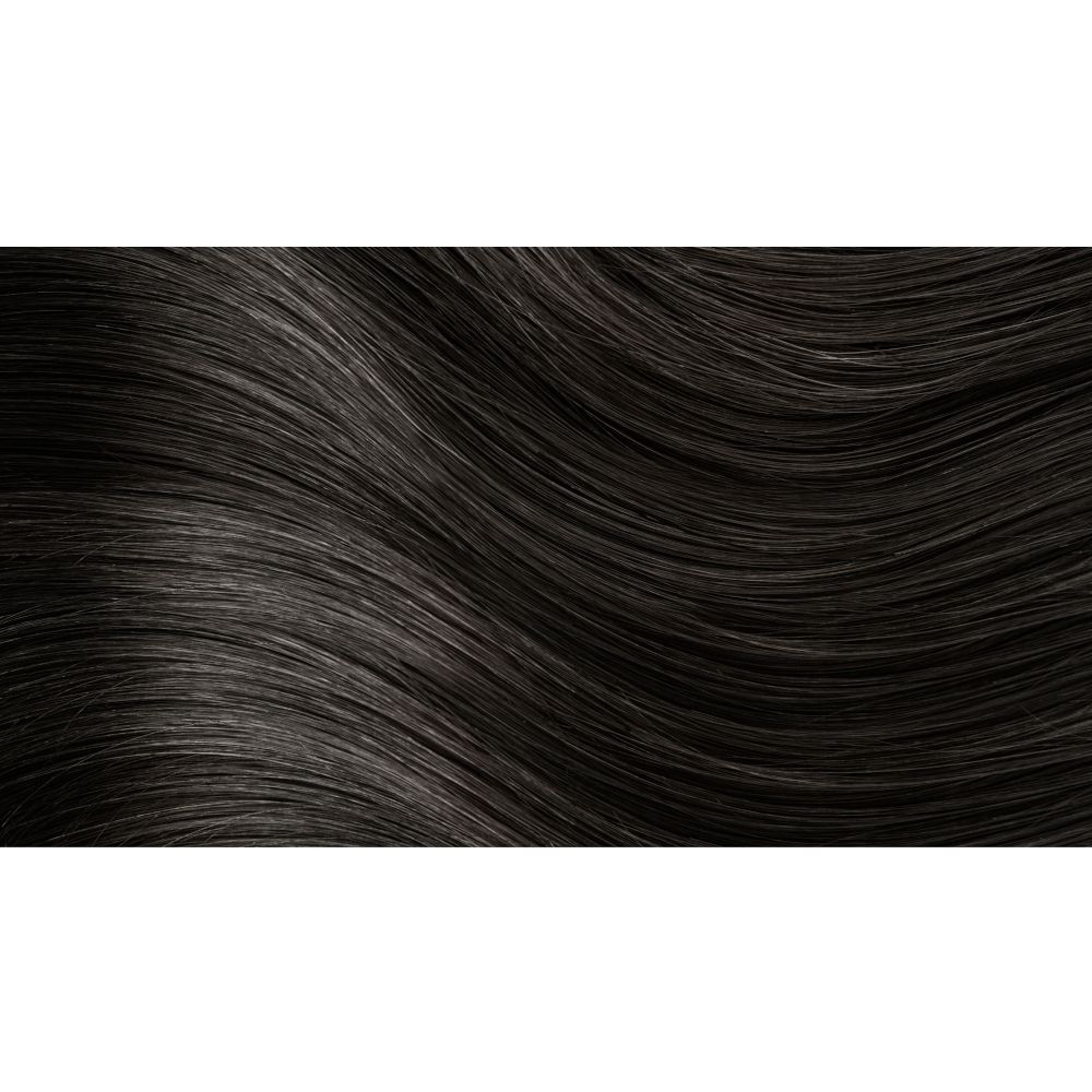 Primo piano di capelli scuri. Ciocche di capelli in diverse tonalità di marrone e grigio. Visibili texture e lucentezza.