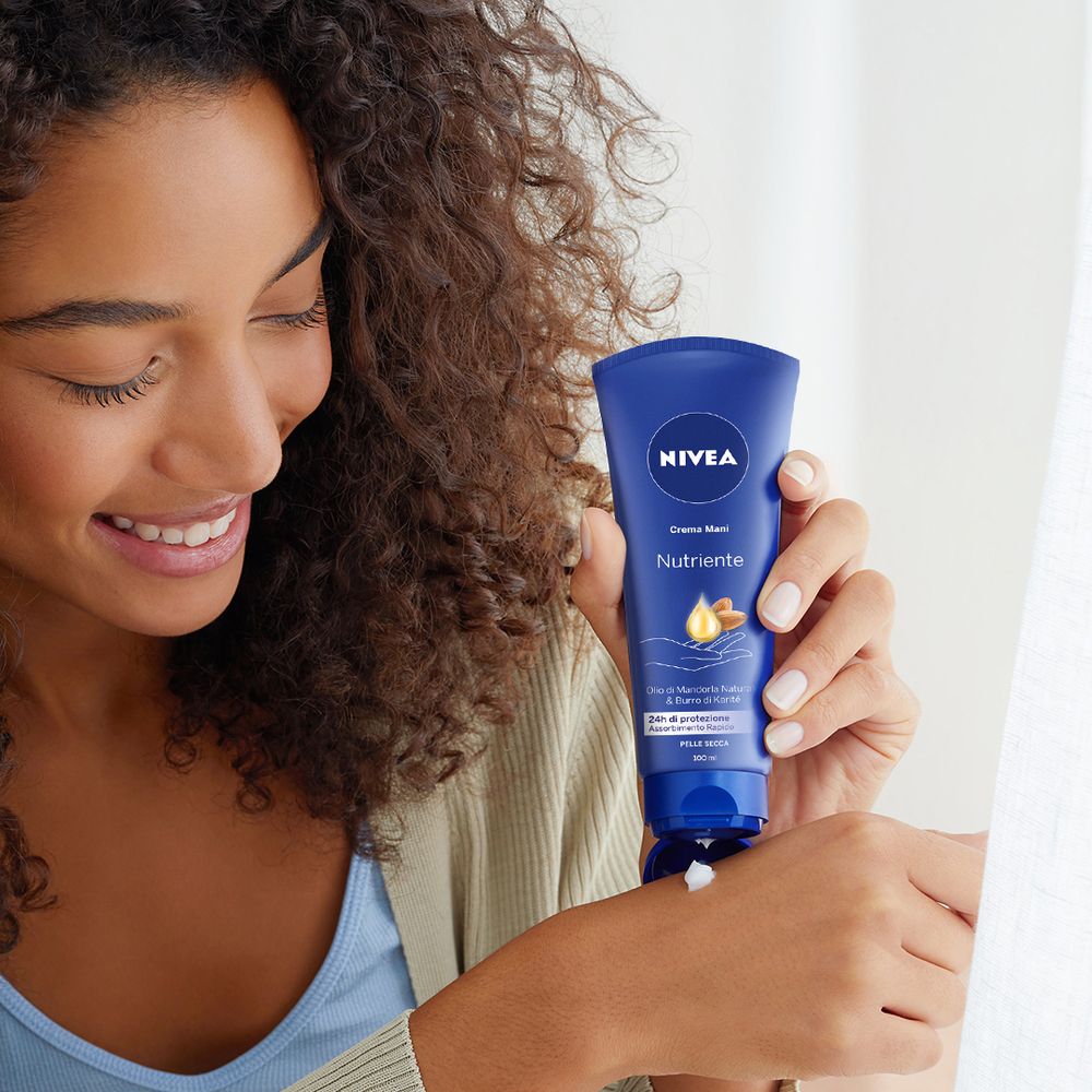 Nivea Crema Mani Nutriente 100 ml, Crema mani idratante e profumata arricchita con Olio di Mandorla