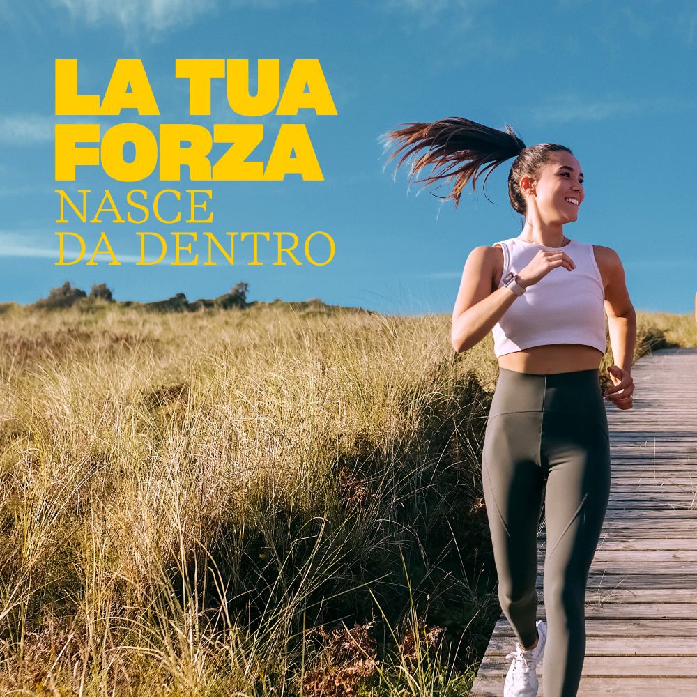Giovane donna che corre. Pantaloni verdi, top bianco. Testo: La tua forza nasce da dentro.