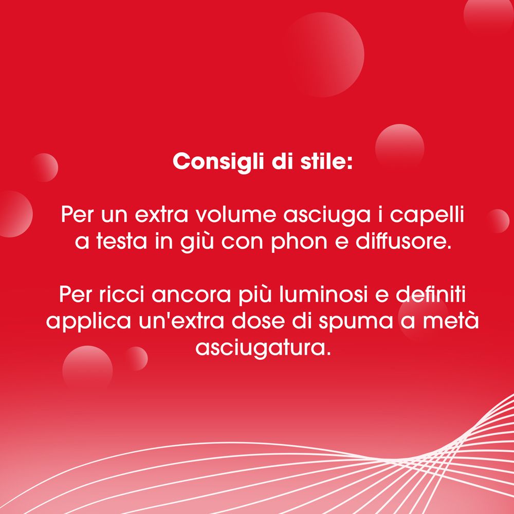 Sfondo rosso con testo. Consigli di stile: Asciugare con phon per più volume. Riapplicare per ricci definiti.