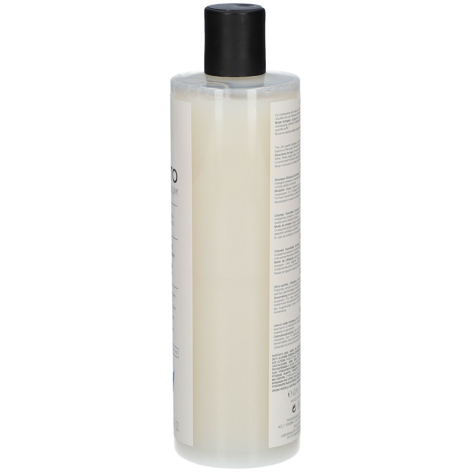 Flacone di shampoo, vista laterale. Etichetta bianca con testo. Tappo nero. Bottiglia trasparente con liquido cremoso.