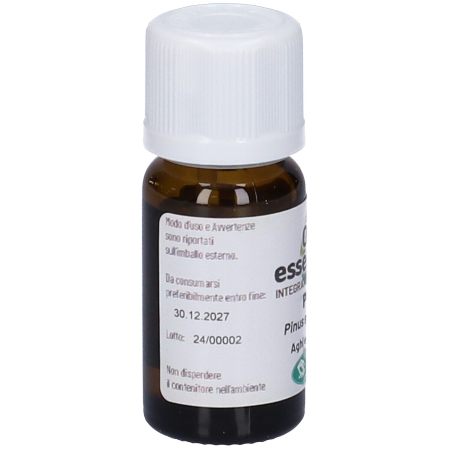 Flacone di vetro marrone con tappo bianco ed etichetta. Scritta: Olio essenziale, Pino. Scadenza: 30.12.2027. Lotto: 24/000002.