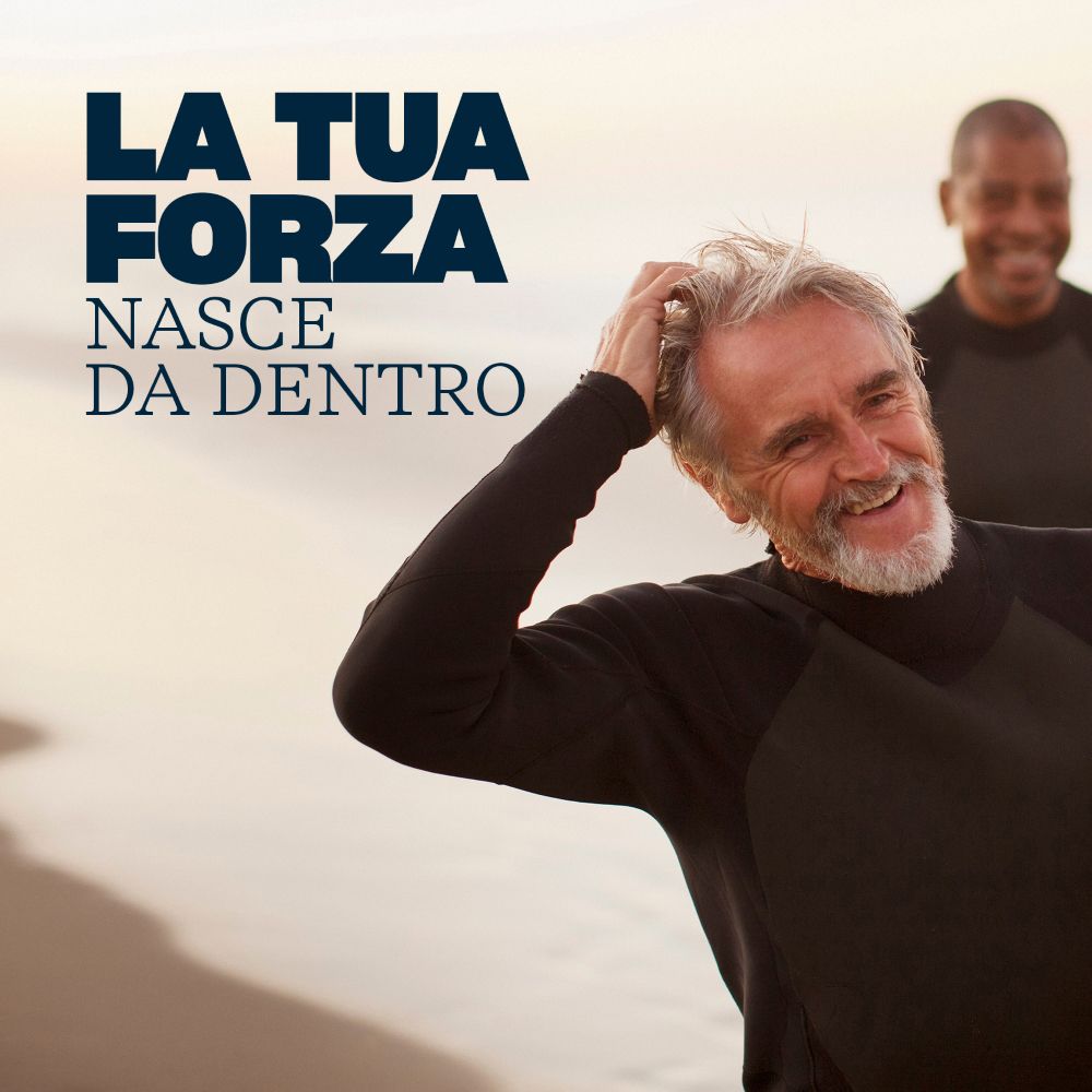 Due uomini sulla spiaggia. Testo: La tua forza nasce da dentro.