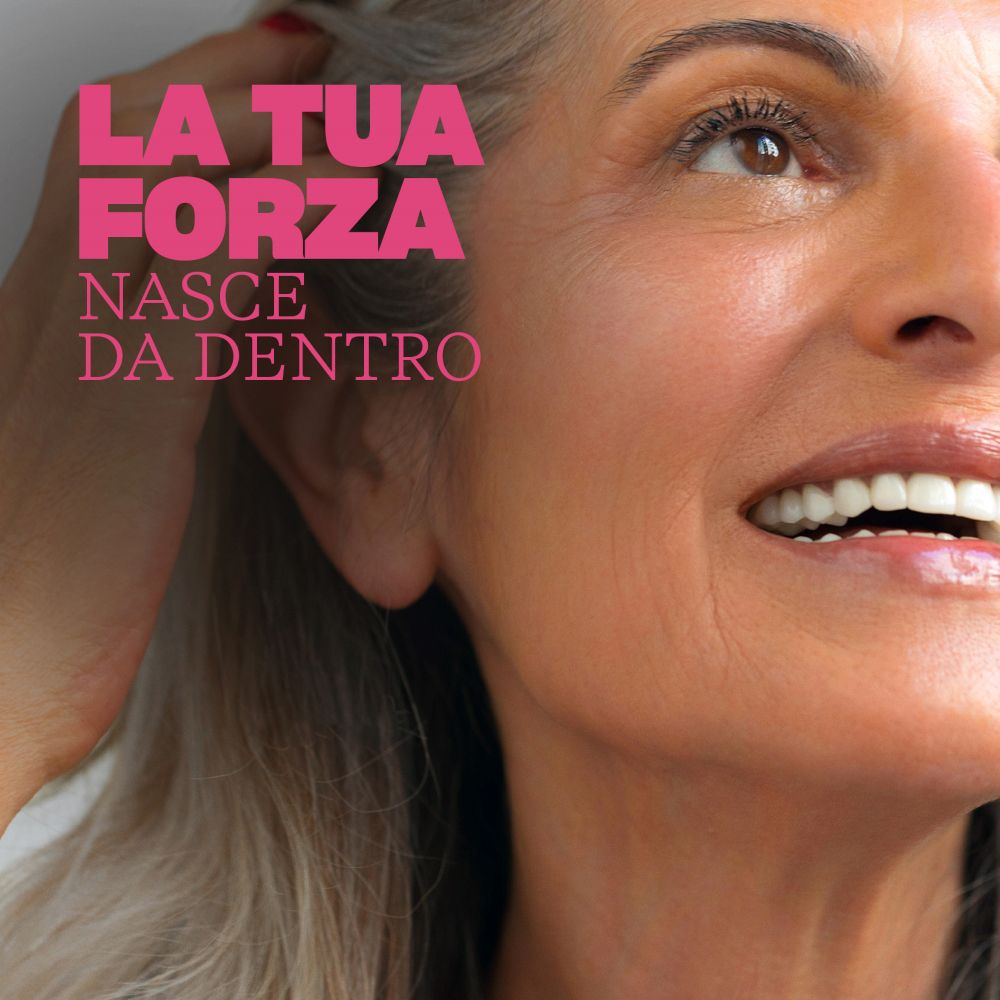 Ritratto di una donna anziana sorridente con capelli grigi.