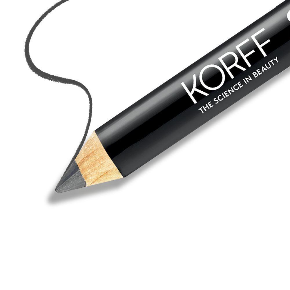 Primo piano della mina grigia di una matita occhi. Marca: KORFF. Testo: The Science in Beauty.