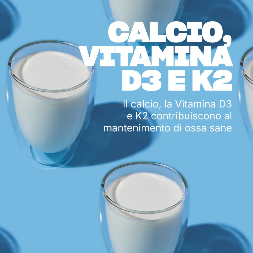 Bicchieri di latte che illustrano calcio, vitamina D3 e K2 per ossa sane.