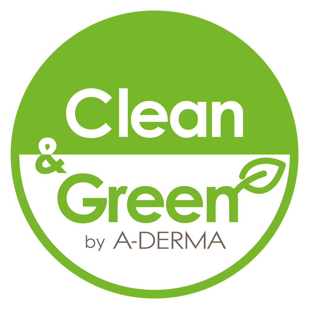 Logo rotondo verde con testo: Clean & Green, by A-DERMA. Sfondo bianco.