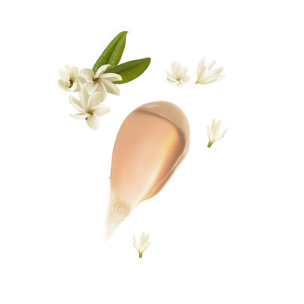 Macchia di crema chiara con fiori e foglie. Test del prodotto di colore beige chiaro. Petali bianchi.