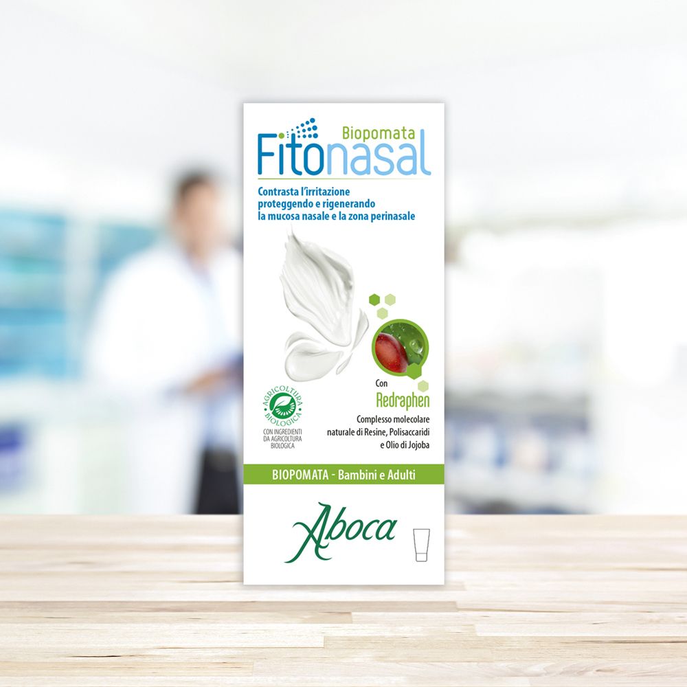 Confezione del prodotto con logo Fitonasal. Sfondo sfocato. Scritta: 'Contrasta l'irritazione'.