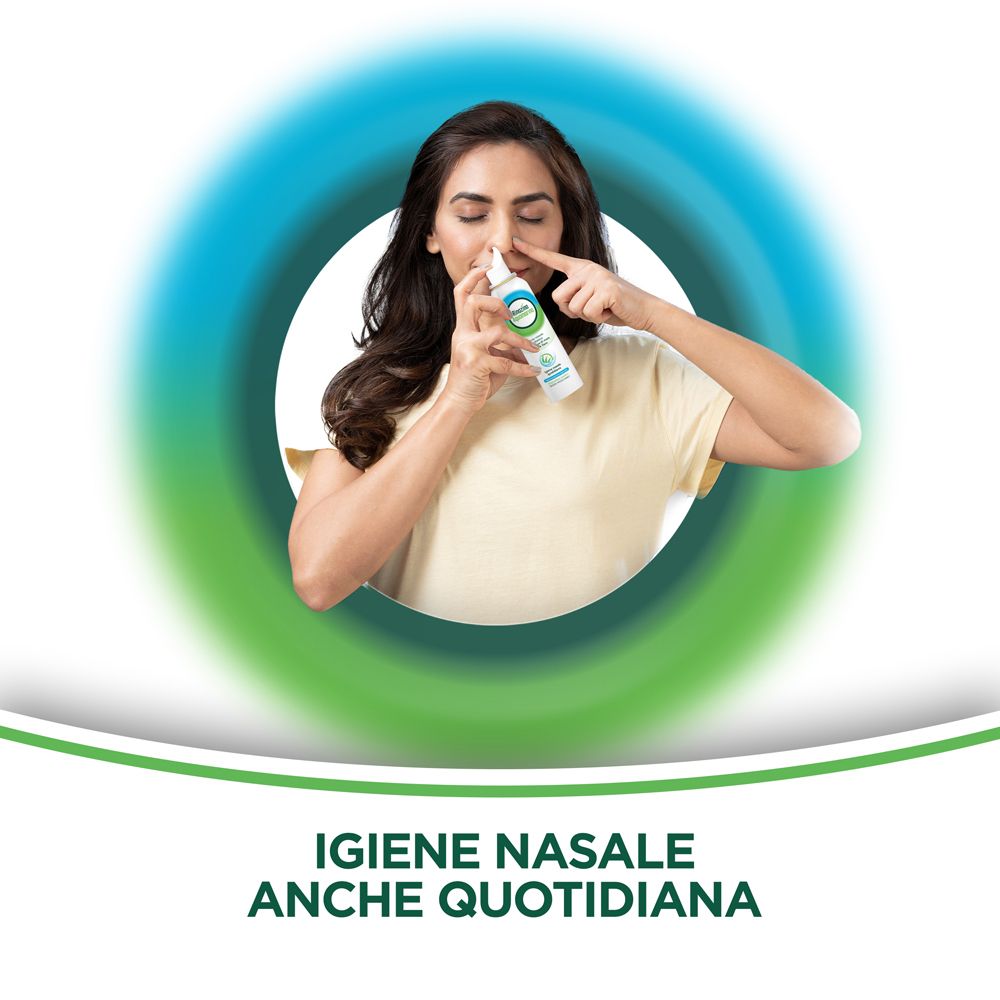 Donna usa spray nasale. Sfondo con cerchio verde e blu. Testo: Igienie Nasale Anche Quotidiana.