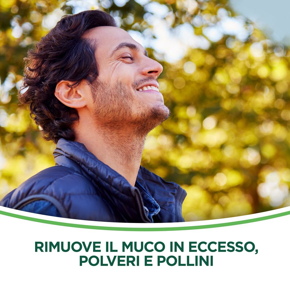 Uomo sorridente. Sfondo con alberi. Testo: Rimuove il muco in eccesso, polveri e pollini.
