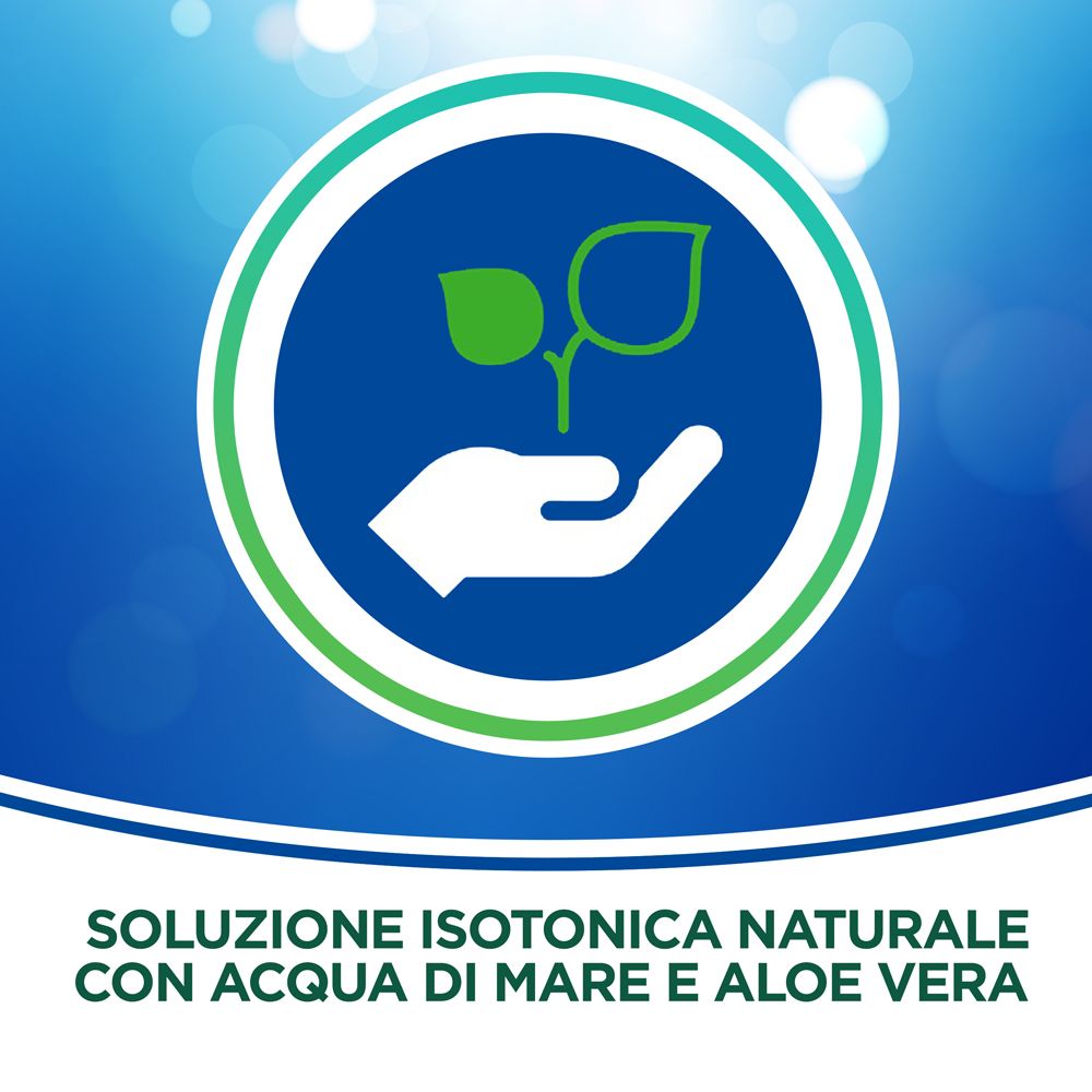 Mano che tiene una pianta. Sfondo blu. Testo: Soluzione isotonica naturale con acqua di mare e Aloe Vera.