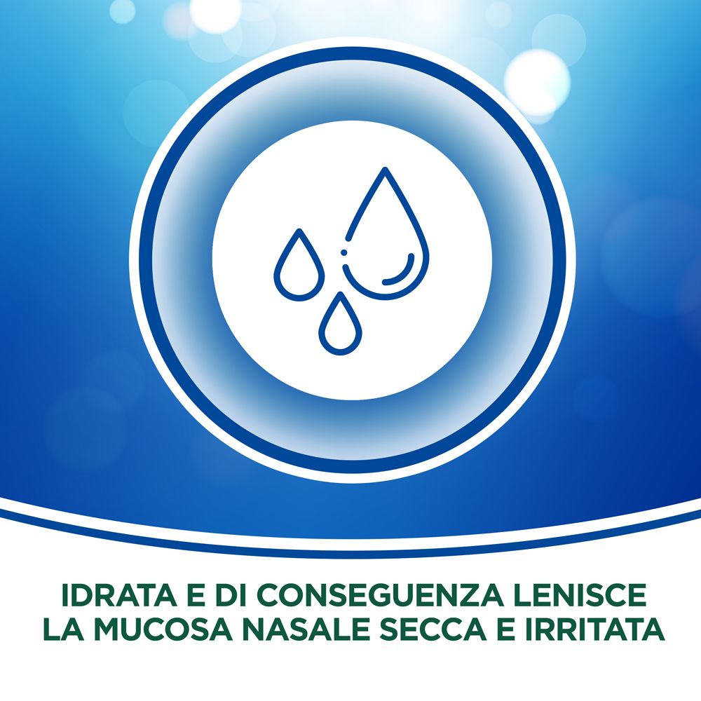 Simbolo di gocce. Sfondo blu. Testo: Idratata e di conseguenza lenisce la mucosa nasale secca e irritata.