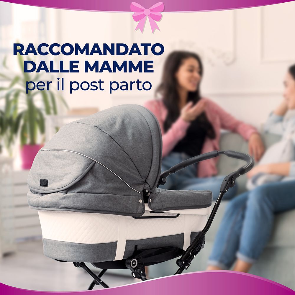 Passeggino. Due donne sedute sullo sfondo. Testo: 'RACCOMANDATO DALLE MAMME per il post parto'.