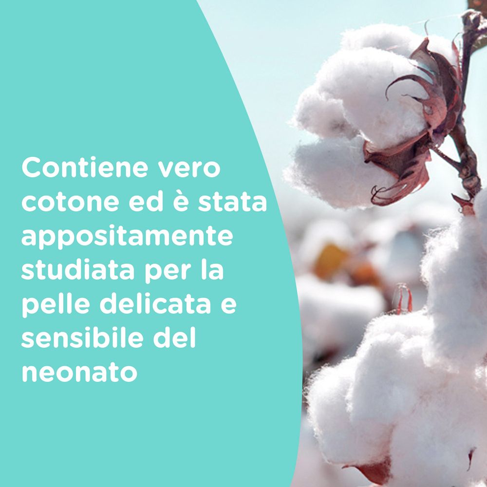 Primo piano di fiori di cotone. Testo: Contiene vero cotone, per la pelle delicata dei neonati.