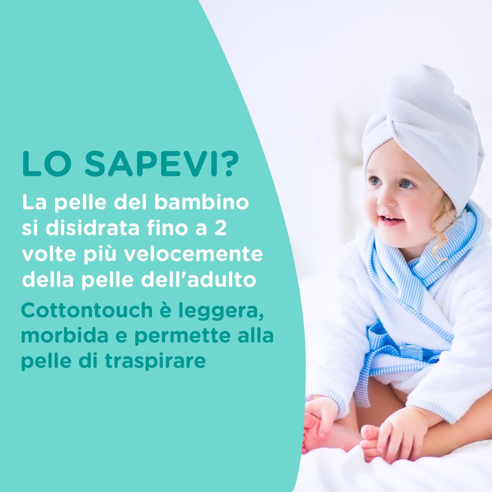 Bambina con asciugamano. Testo: La pelle del bambino si disidrata velocemente. Cottontouch è leggero e traspirante.