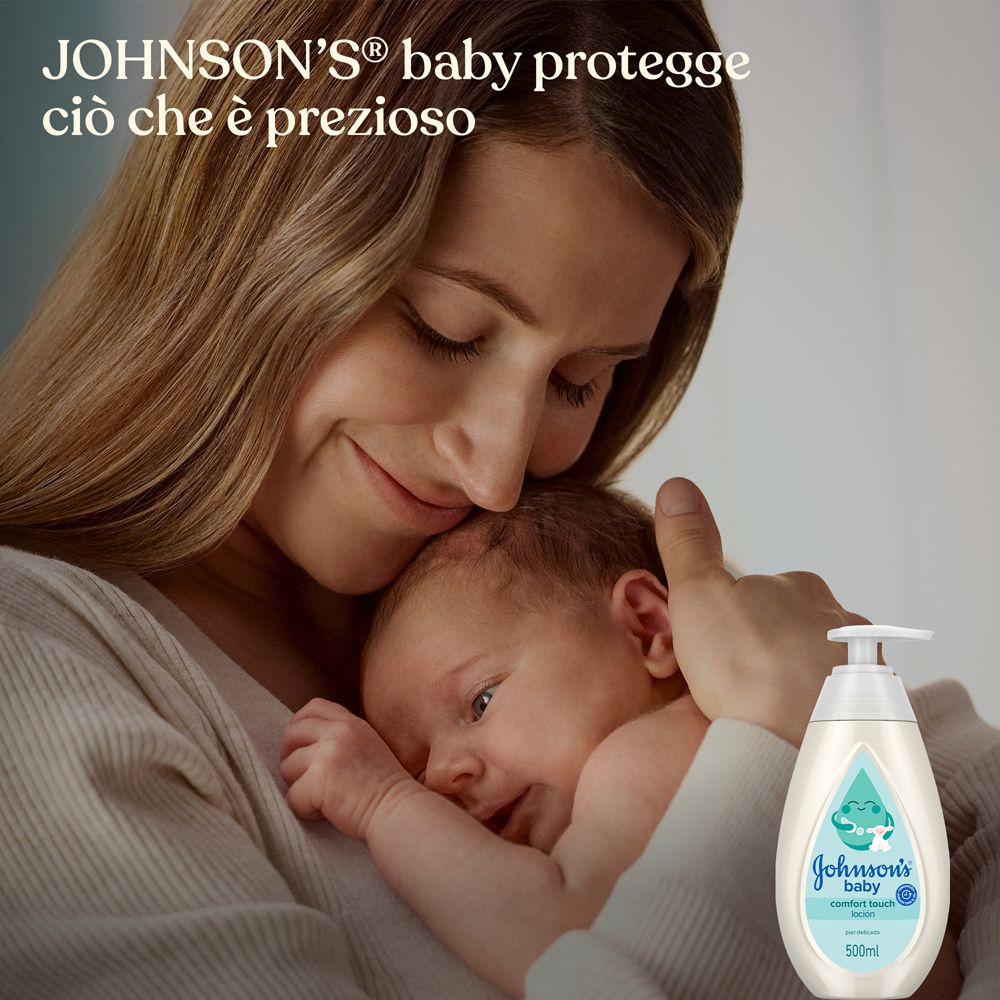 Madre che tiene un bambino, flacone di lozione Johnson's Baby in primo piano.
