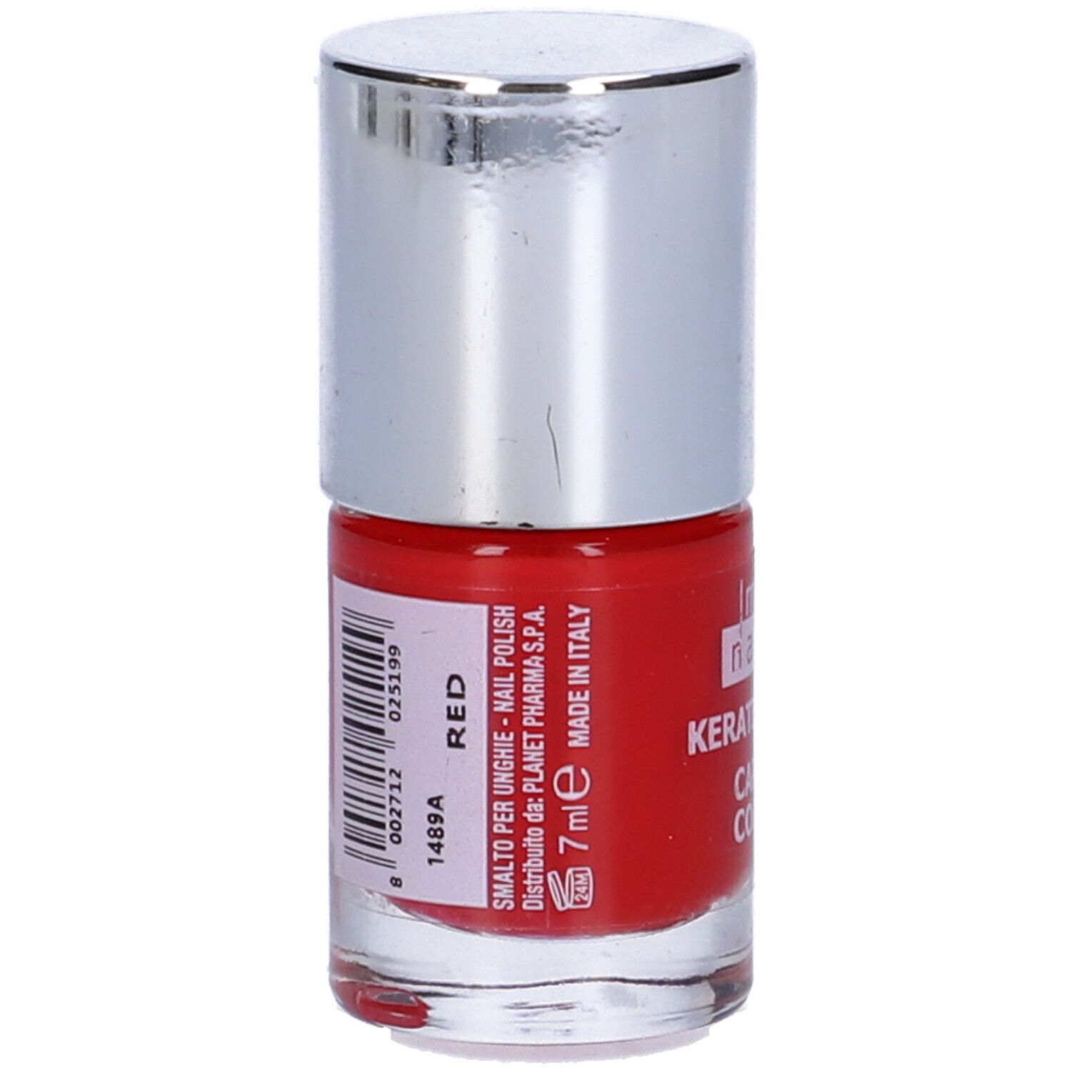 Flacone di smalto rosso con tappo argentato. Scritta: Red, 7ml. Prodotto in Italia.