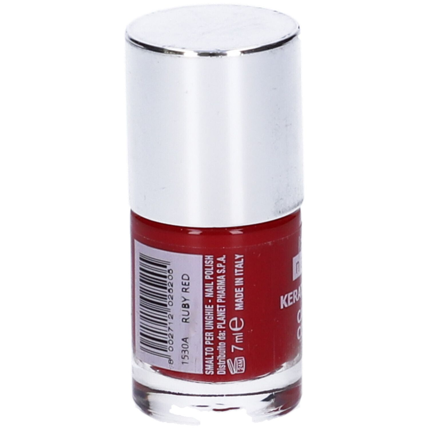 Flacone di smalto rosso, tappo argentato. Scritta: Ruby Red, 7 ml. Codice a barre e informazioni produttore.