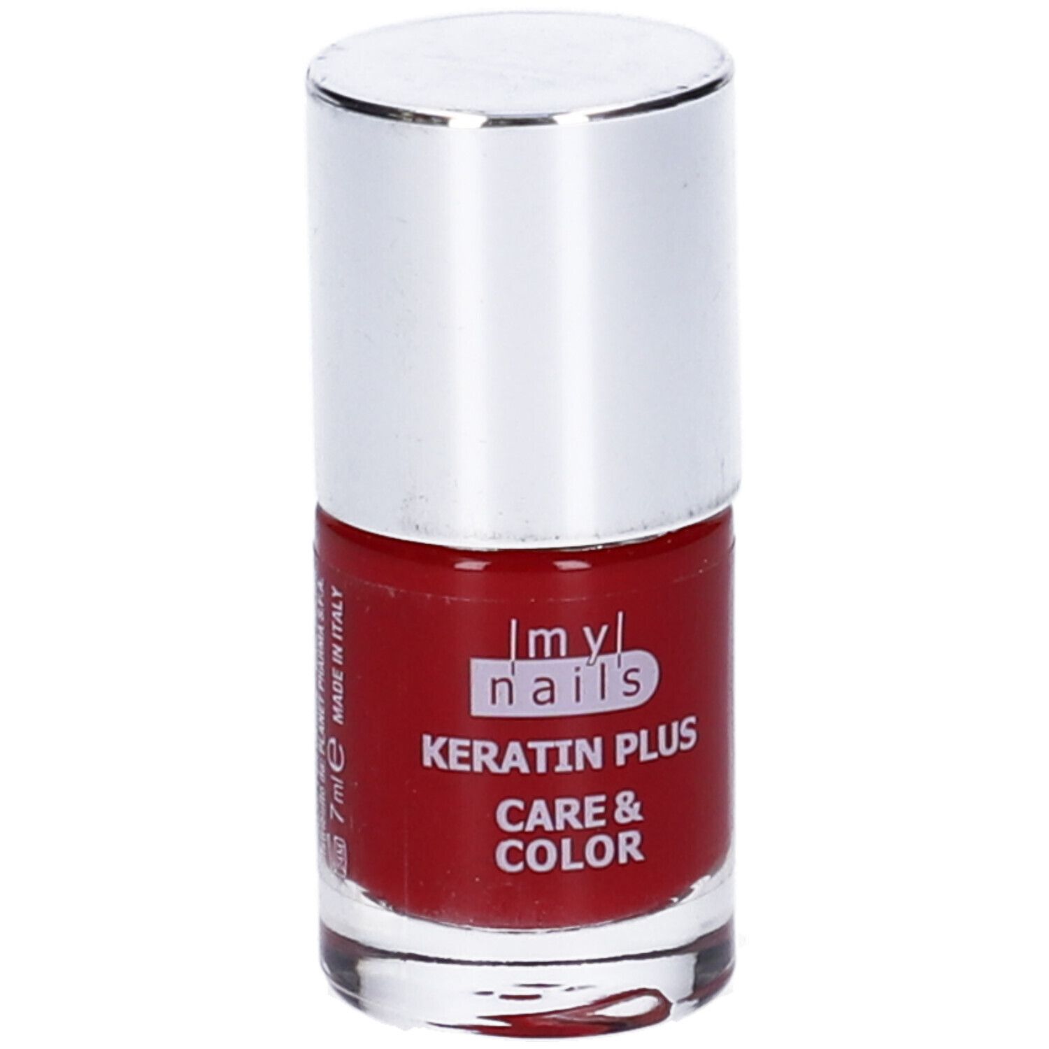 Flacone di smalto rosso, tappo argentato. Scritta: Keratin Plus Care & Color, 7 ml.