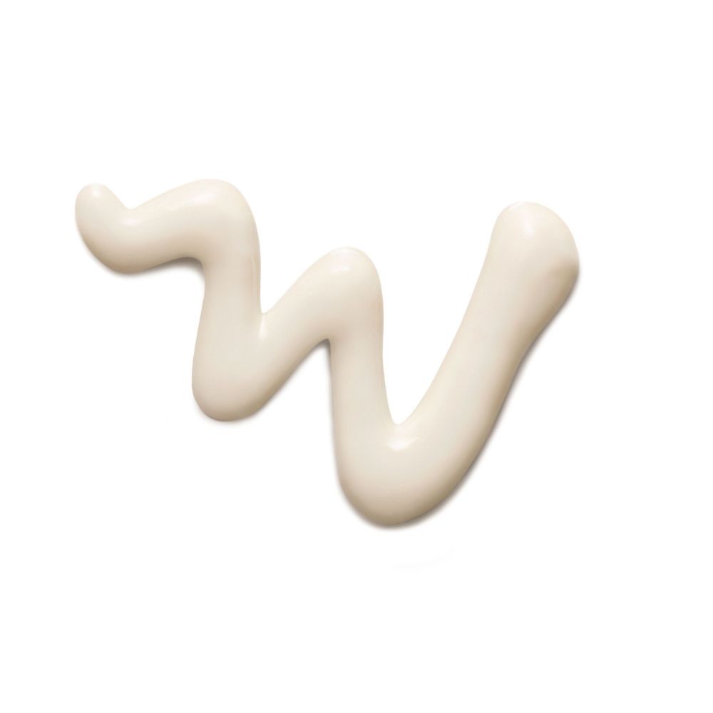 Macchia di crema bianca a forma di onda su sfondo bianco.