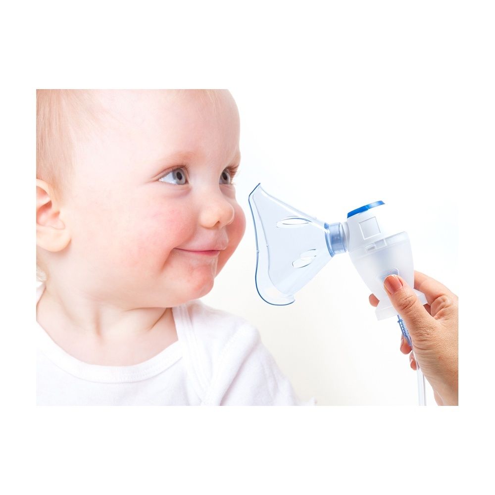 Bambino con maschera. Persona che tiene la maschera. Bambino sorridente.