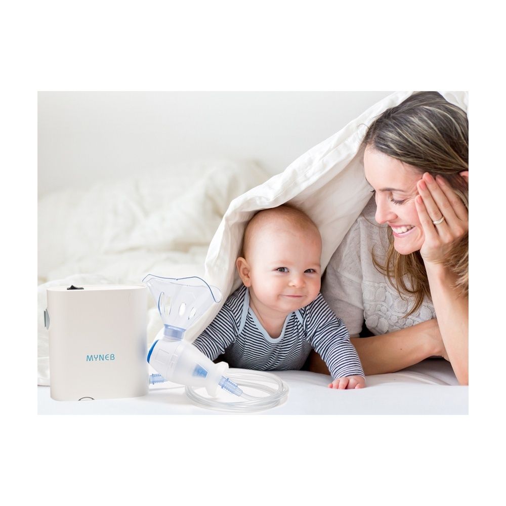 Bambino e dispositivo sotto coperta. Dispositivo con maschera. Scritta MYNEB.