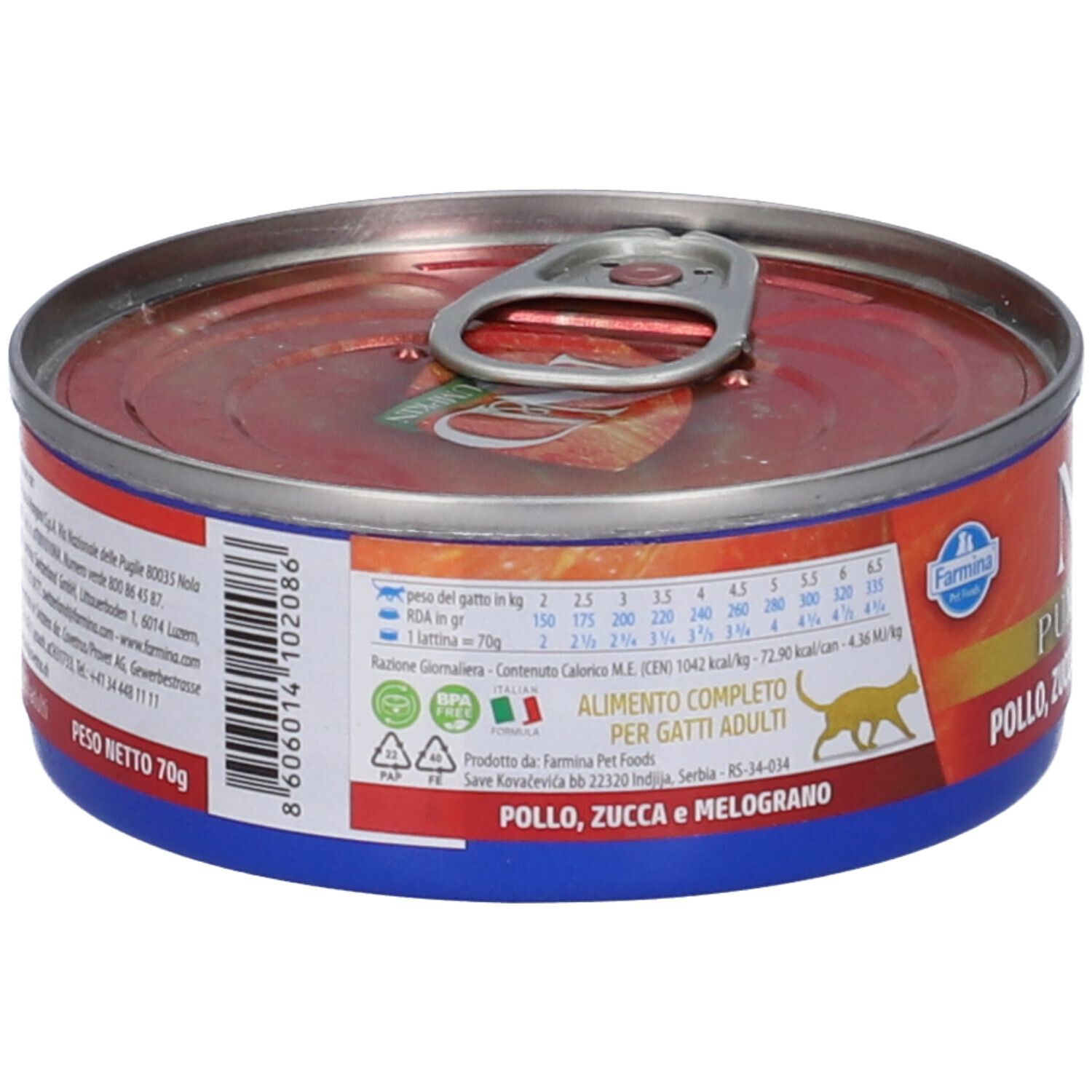 Lattina rotonda di cibo per animali con etichetta. Elementi blu e rossi. Testo: Pollo, Zucca e Melograno. Contiene informazioni nutrizionali e loghi.