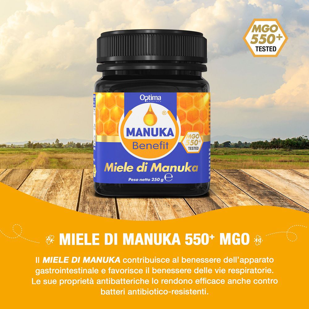 Vaso di miele di Manuka su un tavolo di legno all'aperto, con testo sui suoi benefici.