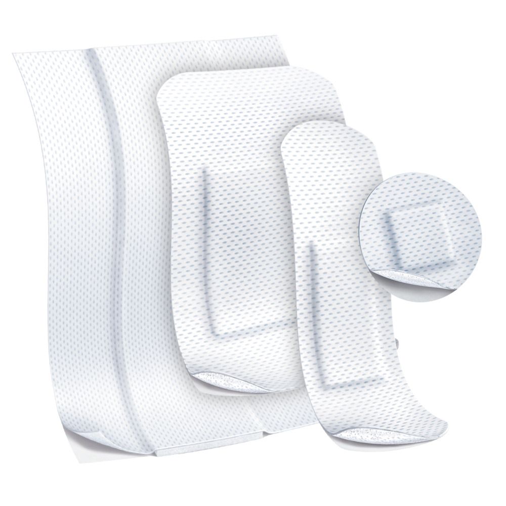 Diversi cerotti bianchi di varie forme. Vista dettagliata di un cerotto. Struttura bianca fine.