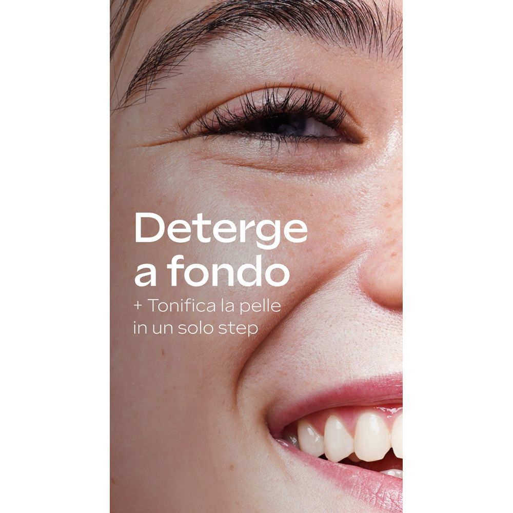 Primo piano di parte di un viso. Testo: « Deterge a fondo + Tonifica la pelle in un solo step ».
