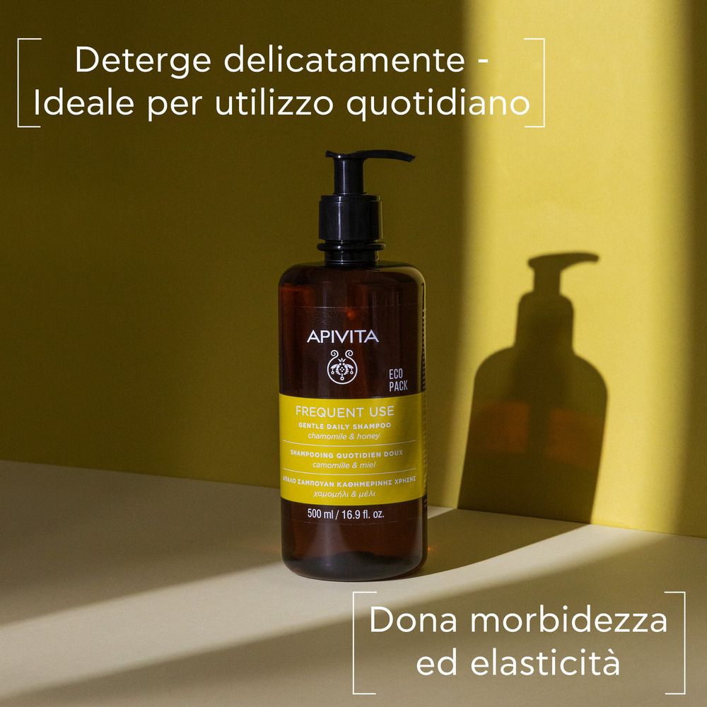 Flacone marrone con dosatore nero. Etichetta gialla. Testo: Shampoo per uso frequente. Marca: APIVITA.