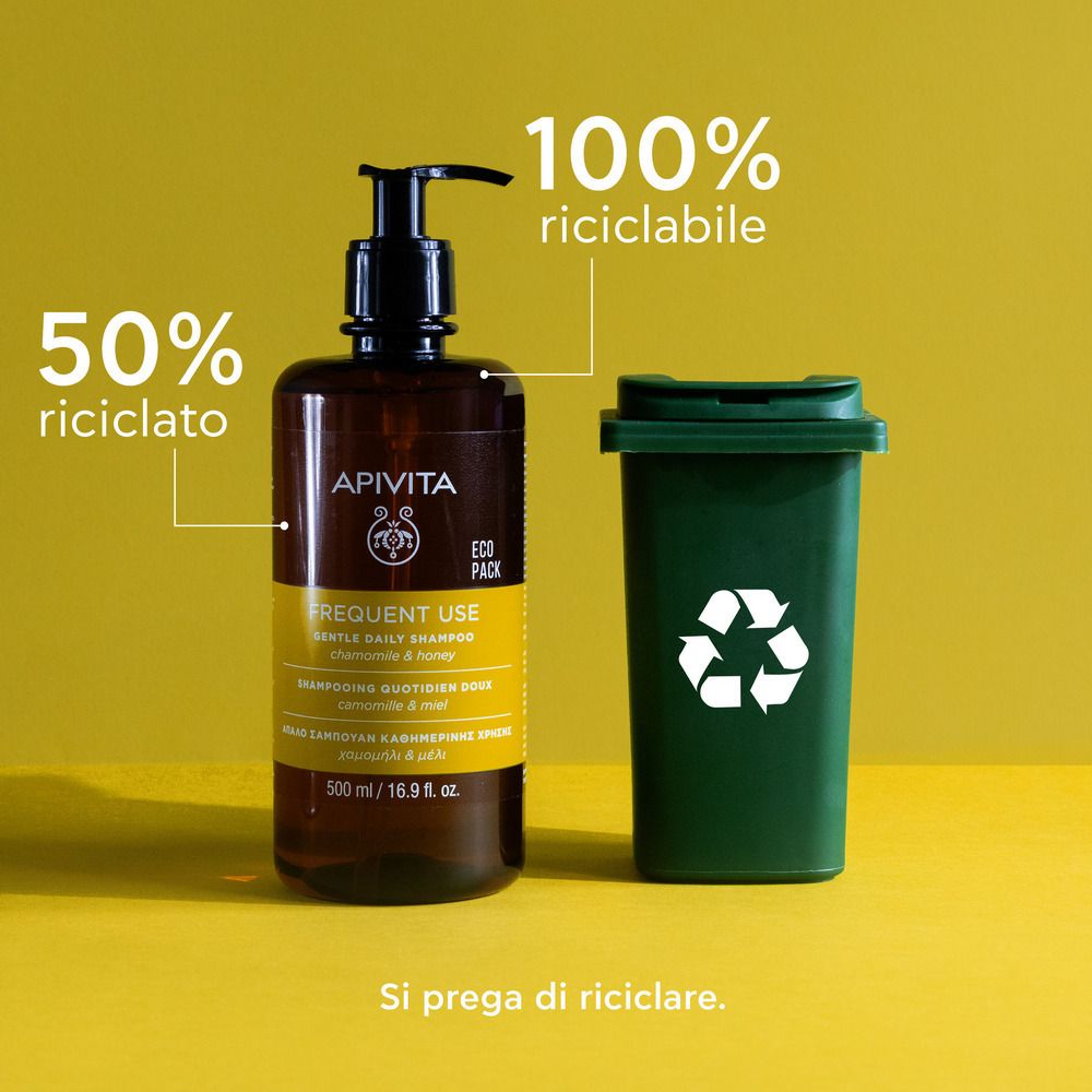 Flacone shampoo marrone e bidone verde. 50% riciclato, 100% riciclabile.