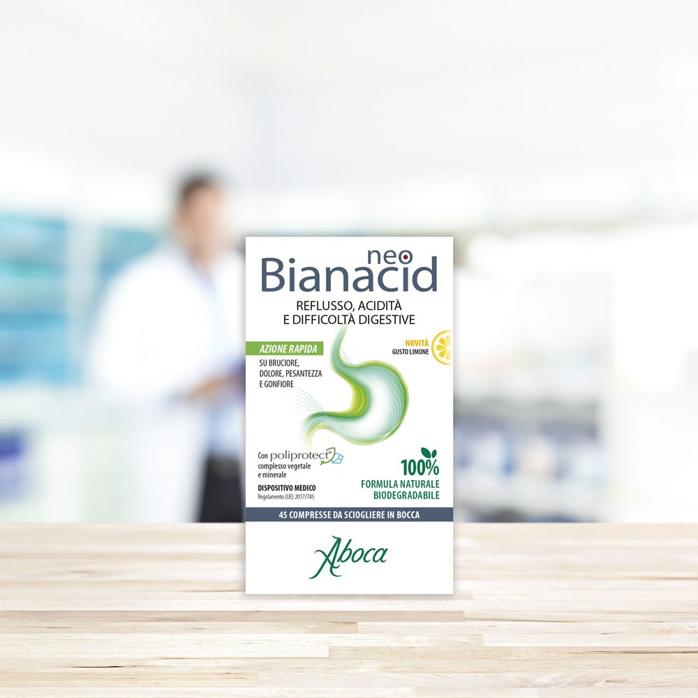 Scatola di Neobianacid su un tavolo. Scritto: Reflusso, acidità, difficoltà digestive. 45 compresse.