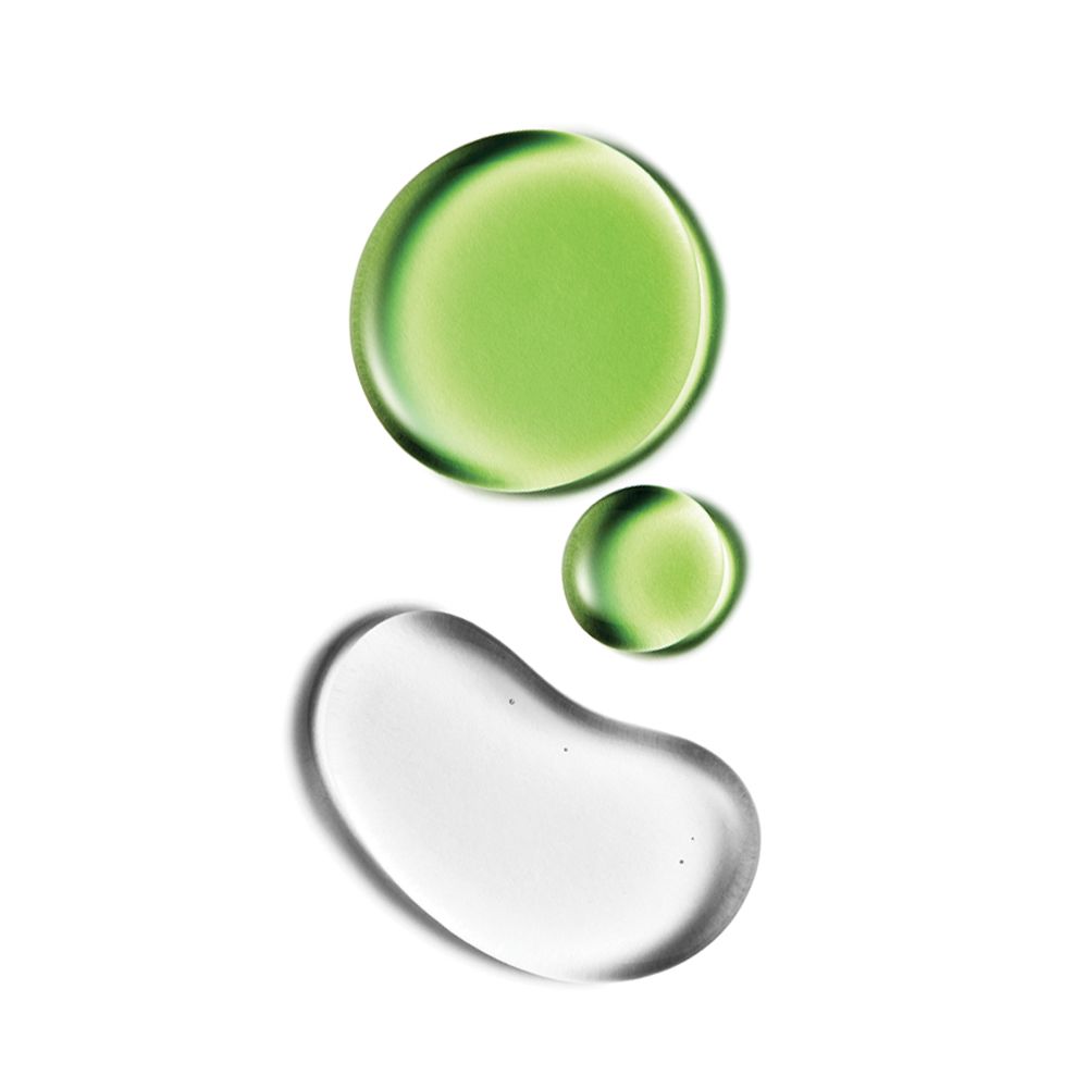 Tre gocce di liquido verde trasparente. Due piccole e una più grande. Sfondo bianco.