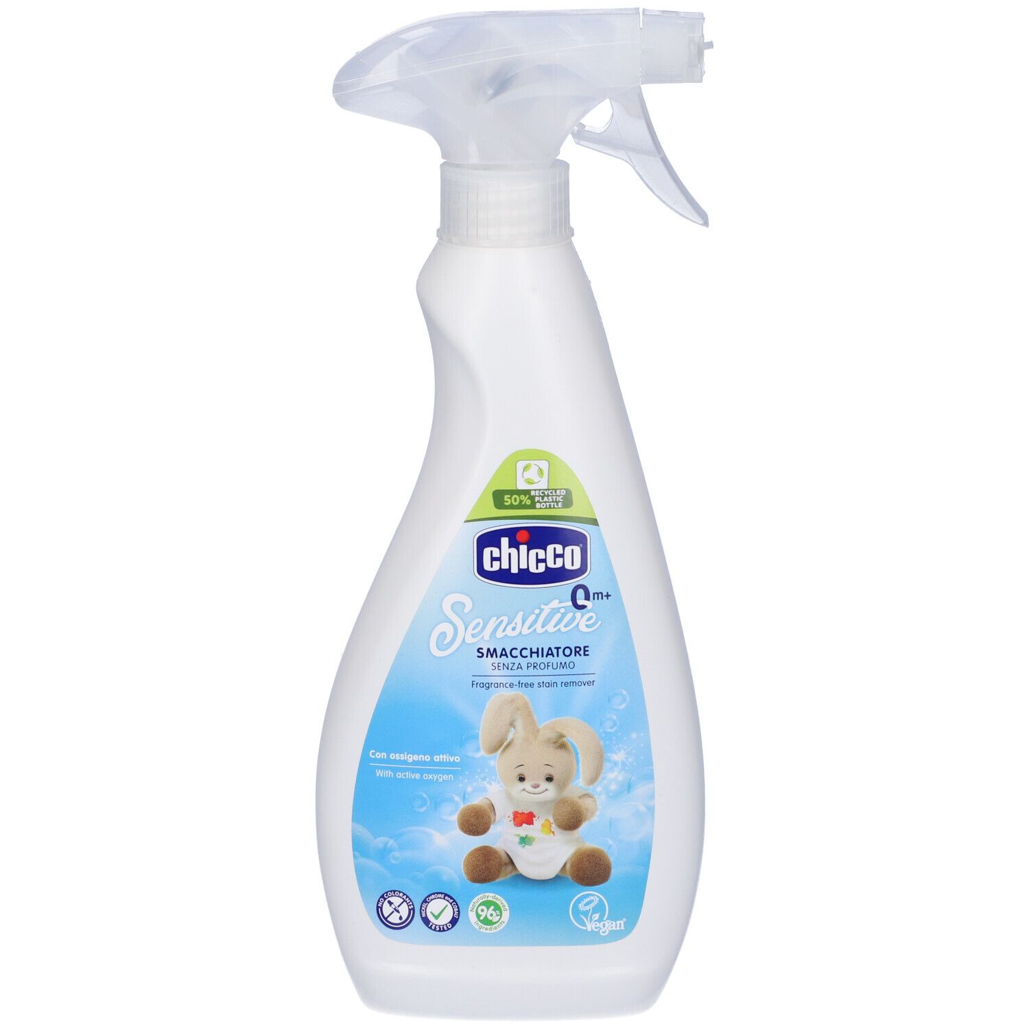 Flacone spray bianco con etichetta blu. Scritta: Chicco Sensitive Smacchiatore. Immagine di un orsacchiotto. Sigillo vegano.