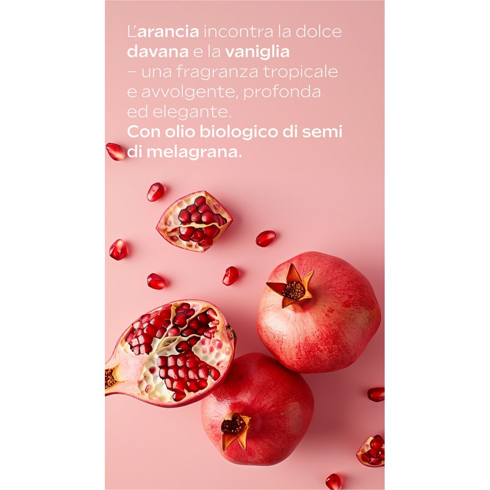 Sfondo rosa con melograni. Frutto tagliato con semi. Testo sulla fragranza. Con olio bio di semi di melograno.