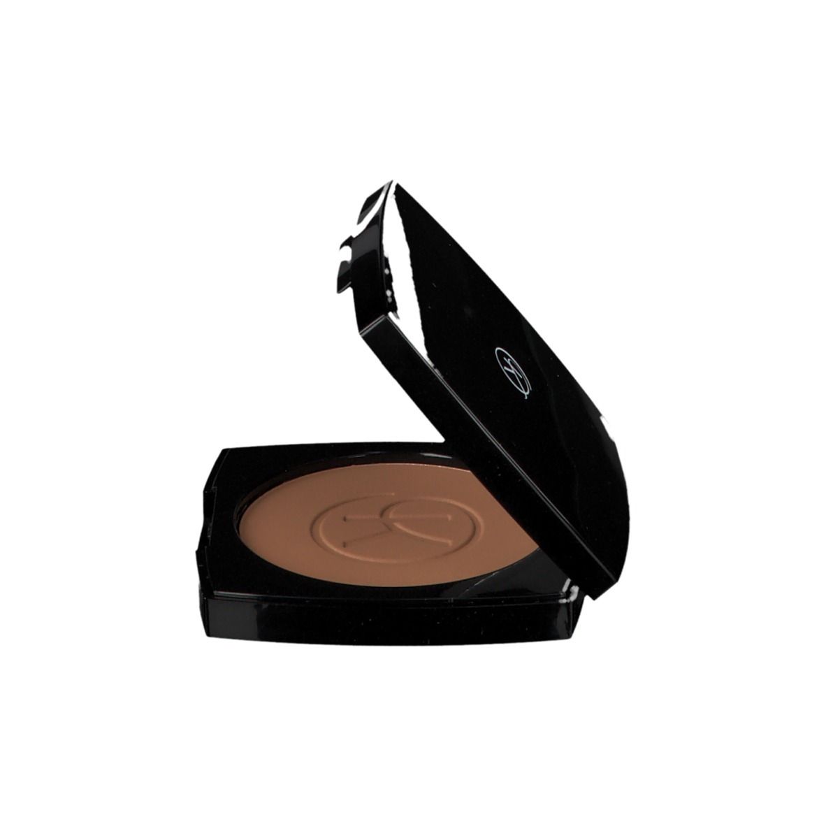 Cipria compatta in confezione nera, coperchio leggermente aperto. Polvere bronzata con logo. Coperchio nero con logo.